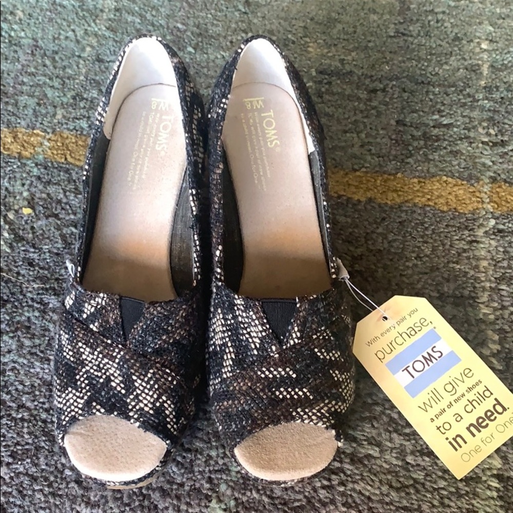 Tom’s open toe black and brown wedges